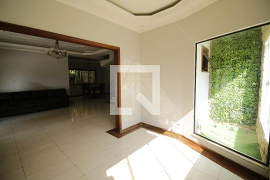 Sala de casa de condomínio à venda com 3 quartos, 700m² em Jacarepaguá, Rio de Janeiro