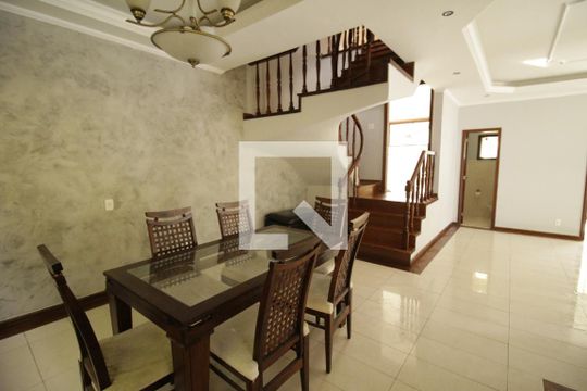 Sala de casa de condomínio à venda com 3 quartos, 700m² em Jacarepaguá, Rio de Janeiro