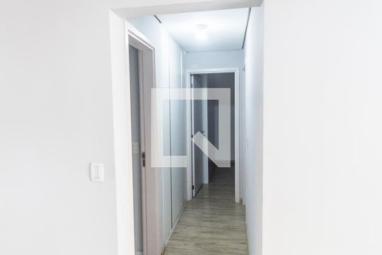 Corredor de apartamento para alugar com 2 quartos, 68m² em Jardim Tupanci, Barueri