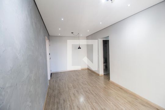 Sala de apartamento para alugar com 2 quartos, 68m² em Jardim Tupanci, Barueri