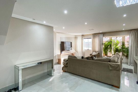 Casa à venda com 3 quartos, 249m² em Vila Pierina, São Paulo