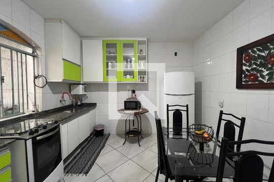 Cozinha de casa à venda com 2 quartos, 90m² em Serrano, Belo Horizonte