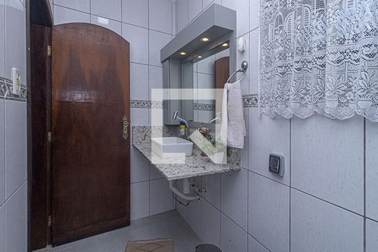 banheiro social_3 de casa para alugar com 3 quartos, 200m² em Jardim Previdencia, São Paulo