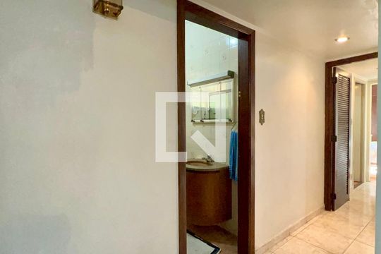 Corredor de casa para alugar com 3 quartos, 192m² em Vila Anglo Brasileira, São Paulo