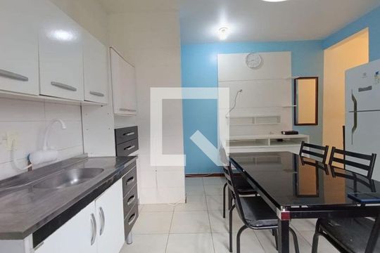 Sala / Cozinha  de apartamento para alugar com 2 quartos, 48m² em Carianos, Florianópolis