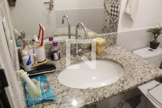 Banheiro social de apartamento à venda com 3 quartos, 90m² em Taquara, Rio de Janeiro