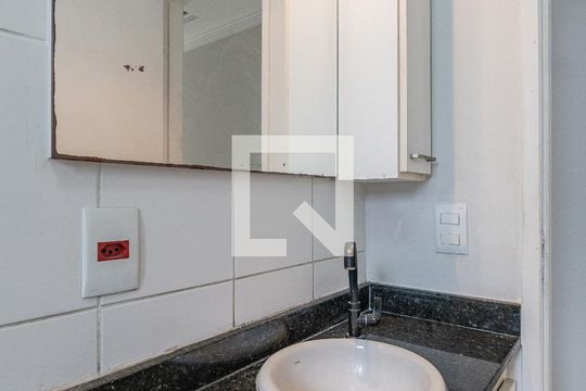 Banheiro de apartamento para alugar com 2 quartos, 50m² em Jardim Maria Estela, São Paulo