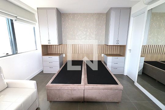 Sala/Quarto de kitnet/studio para alugar com 1 quarto, 40m² em Auxiliadora, Porto Alegre