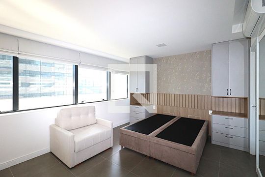 Sala/Quarto de kitnet/studio para alugar com 1 quarto, 40m² em Auxiliadora, Porto Alegre