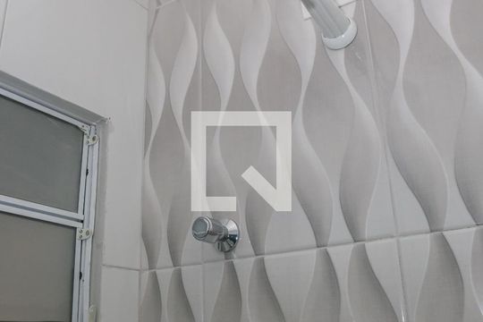 Banheiro de kitnet/studio para alugar com 1 quarto, 20m² em Lapa de Baixo, São Paulo