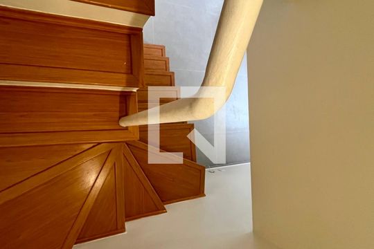 Escada de casa para alugar com 3 quartos, 249m² em Vila Nogueira, Campinas