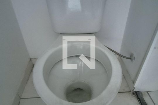 Banheiro  de apartamento para alugar com 2 quartos, 38m² em Bonsucesso, Rio de Janeiro