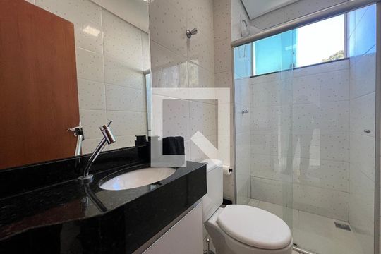 Banheiro Social de apartamento à venda com 3 quartos, 220m² em Cabral, Contagem