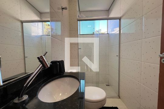 Banheiro Social de apartamento à venda com 3 quartos, 220m² em Cabral, Contagem