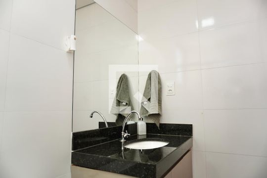 Banheiro Social de apartamento à venda com 2 quartos, 70m² em Jardim Industrial, Contagem