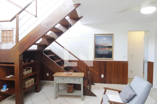 Sala 1 de casa para alugar com 6 quartos, 236m² em Caravelas, Cabo Frio