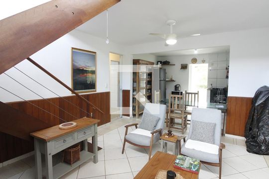 Sala 1 de casa para alugar com 6 quartos, 236m² em Caravelas, Cabo Frio