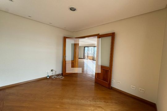 Sala de TV de apartamento à venda com 5 quartos, 492m² em Vila Campesina, Osasco