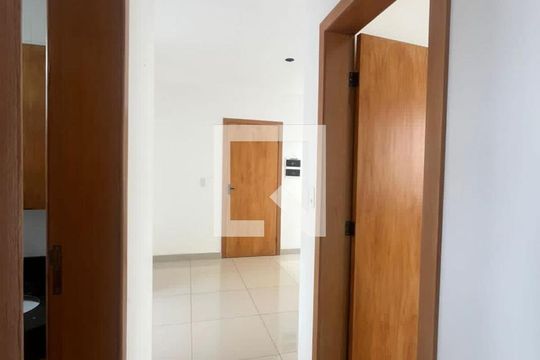 Corredor de apartamento para alugar com 2 quartos, 60m² em Minas Caixa, Belo Horizonte
