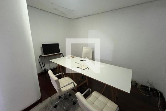 Escritório de casa para alugar com 3 quartos, 1000m² em Real Parque, São Paulo