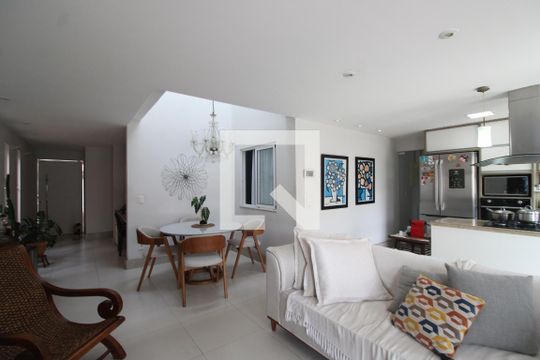 Sala de casa de condomínio à venda com 3 quartos, 250m² em Taquara, Rio de Janeiro