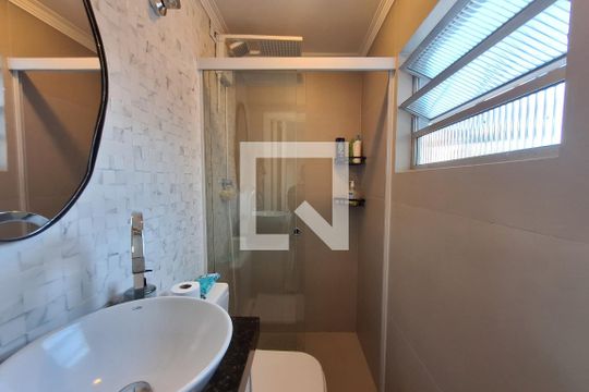 Banheiro da Suíte de casa à venda com 5 quartos, 224m² em Jardim Monte Libano, Santo André