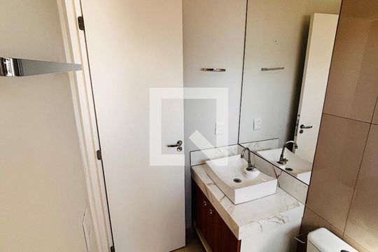 Banheiro suíte 1 de casa de condomínio à venda com 2 quartos, 85m² em Chácaras São Luís, Barueri