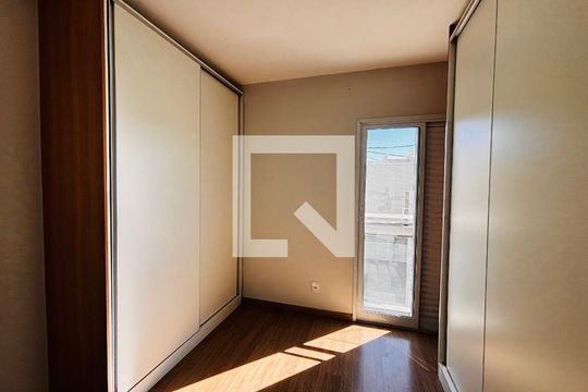 Closet da suíte de casa de condomínio à venda com 2 quartos, 85m² em Chácaras São Luís, Barueri