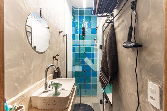 Banheiro de kitnet/studio para alugar com 1 quarto, 32m² em República, São Paulo