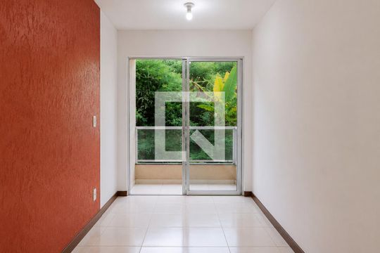 Sala de apartamento para alugar com 2 quartos, 64m² em Cascata do Imbuí, Petrópolis
