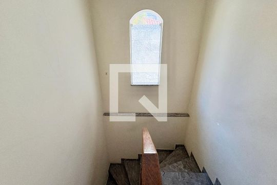 Escada de casa à venda com 3 quartos, 140m² em Jardim Santo Elias, São Paulo