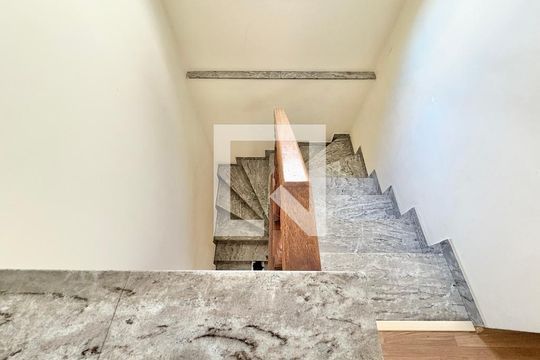 Escada de casa à venda com 3 quartos, 140m² em Jardim Santo Elias, São Paulo