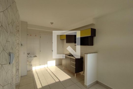 Sala/Cozinha de apartamento para alugar com 2 quartos, 32m² em Fongaro, São Paulo