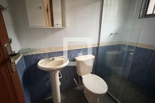 Banheiro Quarto 1 de casa de condomínio para alugar com 3 quartos, 116m² em Quarteirão Ingelheim, Petrópolis
