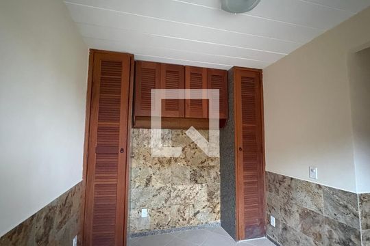 Quarto 1 de casa de condomínio para alugar com 3 quartos, 116m² em Quarteirão Ingelheim, Petrópolis