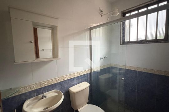Banheiro do Quarto 1 de casa de condomínio para alugar com 3 quartos, 116m² em Quarteirão Ingelheim, Petrópolis