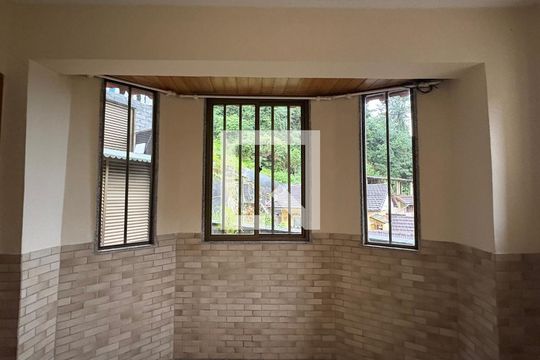 Sala de casa de condomínio para alugar com 3 quartos, 116m² em Quarteirão Ingelheim, Petrópolis