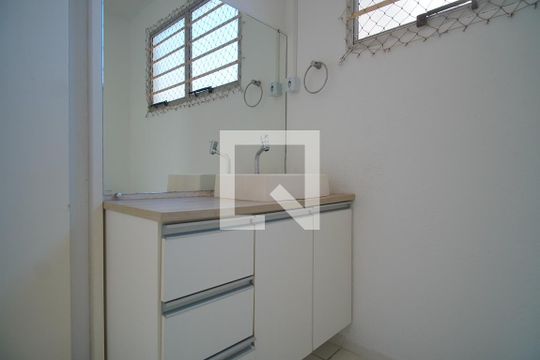 Banheiro de apartamento para alugar com 1 quarto, 42m² em Sarandi, Porto Alegre