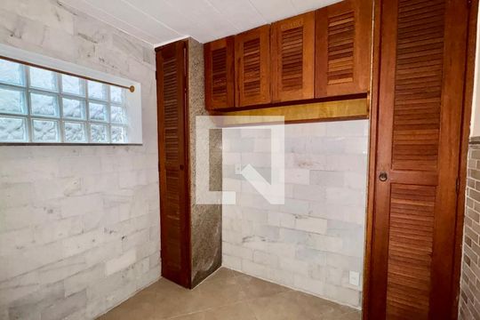 Quarto de kitnet/studio para alugar com 1 quarto, 116m² em Quarteirão Ingelheim, Petrópolis