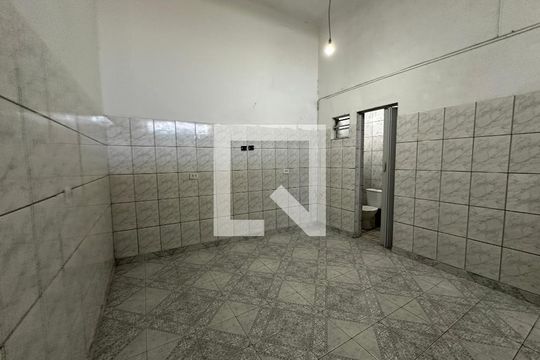 Quarto de casa para alugar com 1 quarto, 50m² em Jardim Julio, Barueri