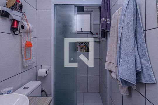 banheiro social_2 de apartamento para alugar com 2 quartos, 49m² em Parque Bristol, São Paulo