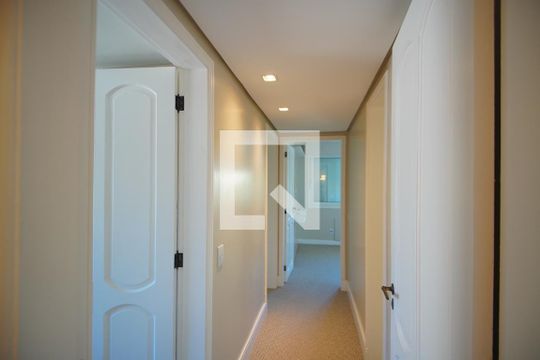 Corredor Quartos de apartamento para alugar com 3 quartos, 105m² em Moinhos de Vento, Porto Alegre