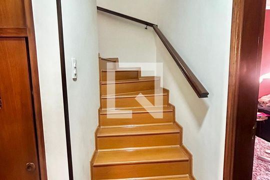 Escada de casa à venda com 4 quartos, 150m² em Terceira Divisão de Interlagos, São Paulo