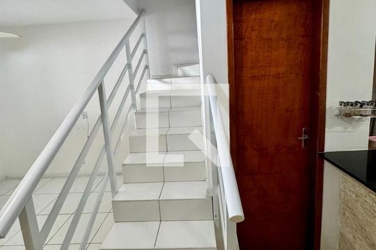 Sala de casa de condomínio para alugar com 2 quartos, 70m² em Vista Alegre, São Gonçalo