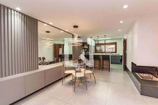 Casa para alugar com 4 quartos, 311m² em Chácara das Pedras, Porto Alegre