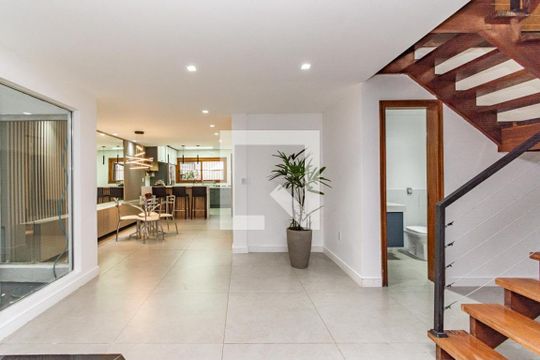 Casa para alugar com 4 quartos, 311m² em Chácara das Pedras, Porto Alegre
