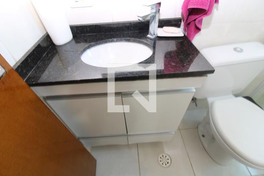 Banheiro da Suíte 1 de casa de condomínio à venda com 2 quartos, 68m² em Parque Boturussu, São Paulo