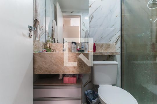 Banheiro da Suíte de apartamento para alugar com 2 quartos, 55m² em Vila Mogilar, Mogi das Cruzes