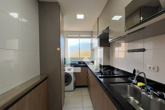 Cozinha de apartamento para alugar com 2 quartos, 47m² em Cabral, Contagem