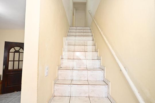 Escada de casa para alugar com 3 quartos, 220m² em Jardim Maria Rosa, Taboão da Serra